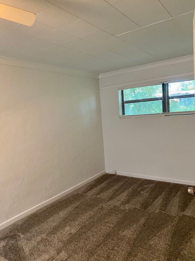Building Photo - Cozy 1/1 duplex unit on a large lot - Available in June.