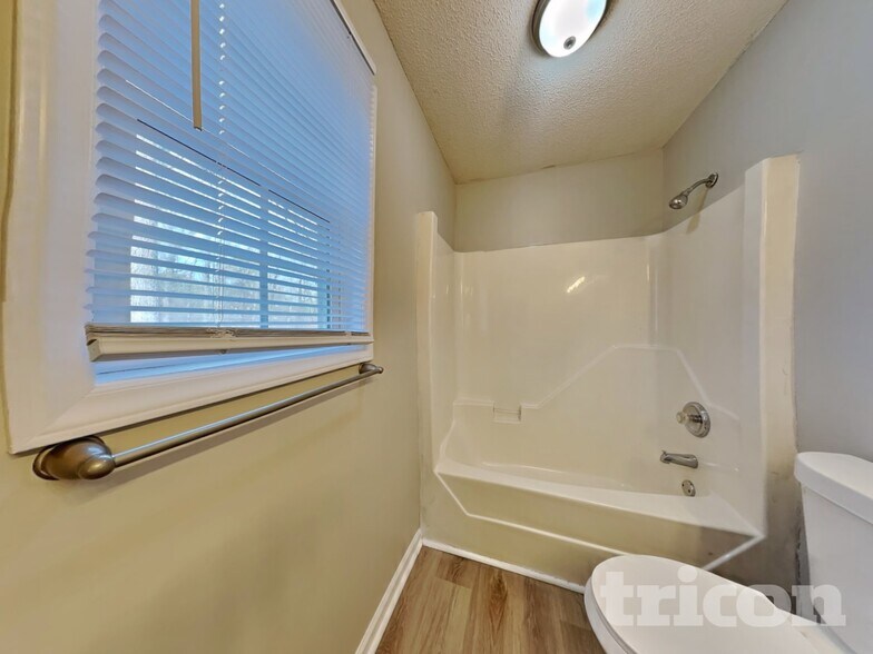 Building Photo - 3008 Brittany Dr