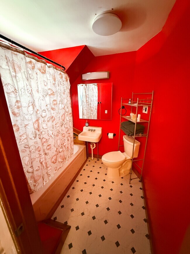 Building Photo - 4 Autumn St