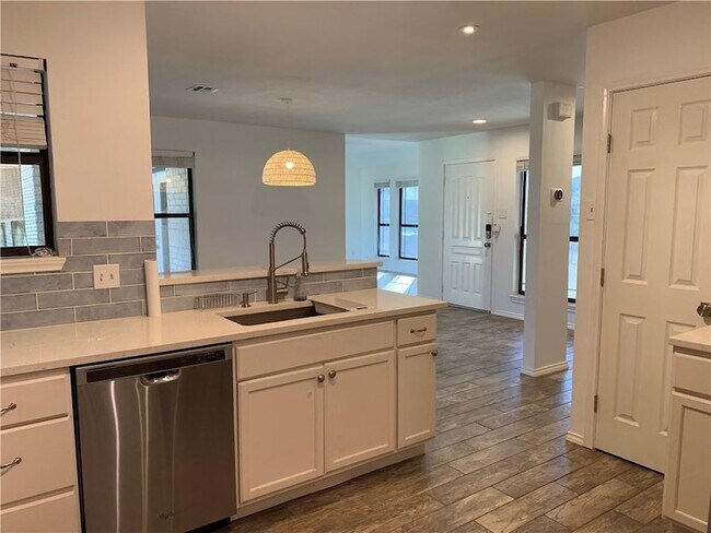 Building Photo - 15334 Barataria Dr