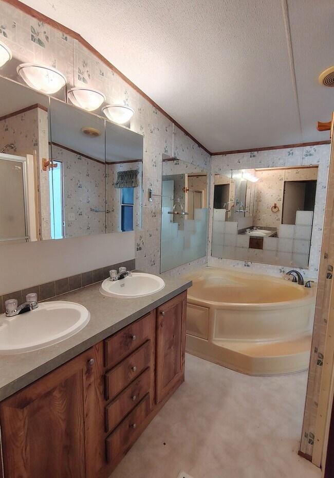 Building Photo - 225 Community Dr
