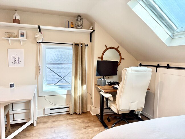 Building Photo - All Inclusive West End Condo-Fully Furnished with Parking!