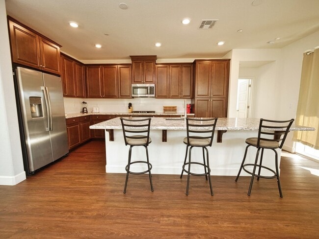 Building Photo - Modern Elegant 4BR 2.5 House in Sacramento