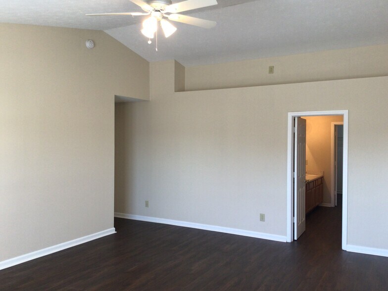 Building Photo - 2440 Tiptop Dr