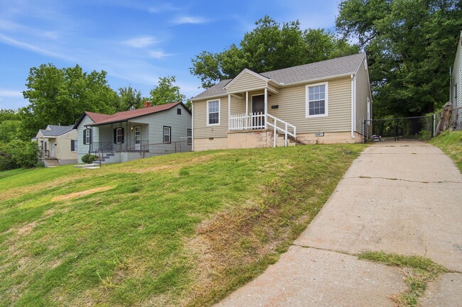 Building Photo - 1305 Bellevidere Dr
