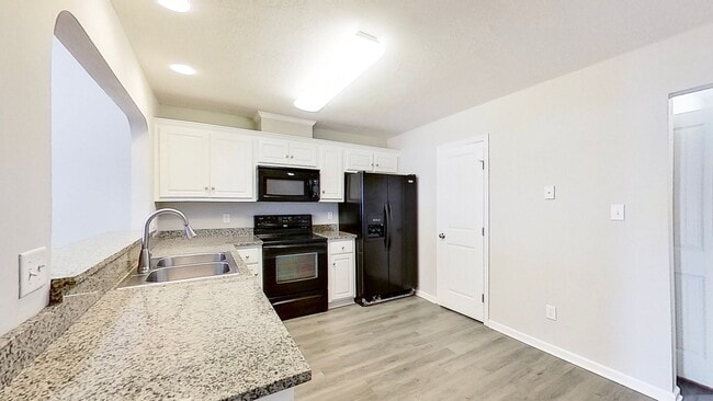 Building Photo - Beautiful Low Maintenance Executive Town Home Close to Gate 2 Fort Gordon