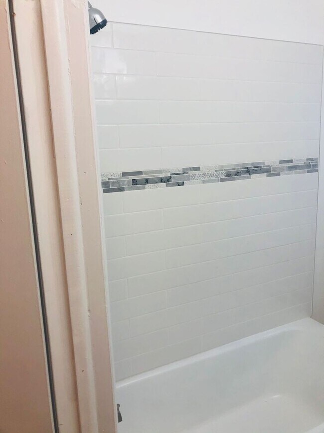 Building Photo - 4 bed 1 bath amazing location