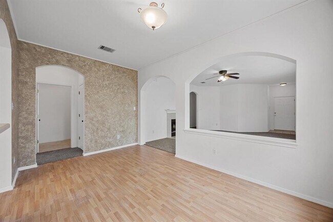 Building Photo - 914 N Creek Blvd
