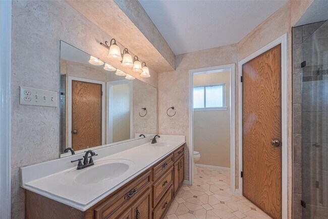 Building Photo - 14911 Sun Harbor Dr
