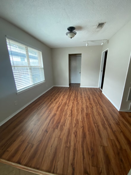 Building Photo - 1925 Willow Vale Dr