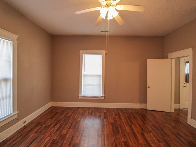 Building Photo - Move in Ready! Close to downtown Athens!