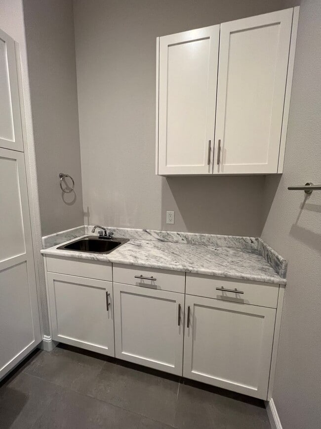 Building Photo - Beautiful, Custom home in the heart of Jacksonville | Available Now