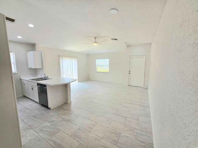 Building Photo - 569 E Ridge Cir N