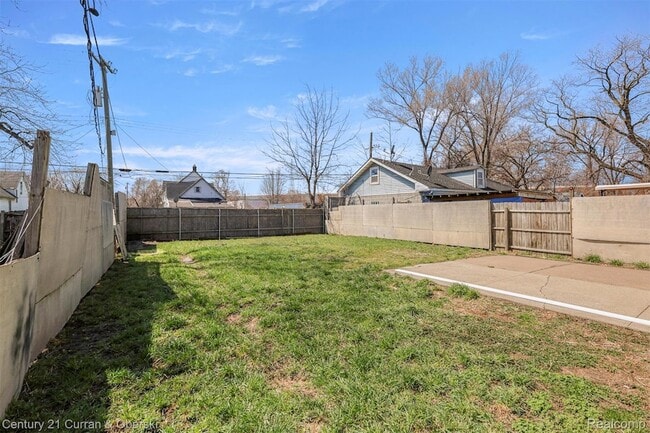 Building Photo - 1409 N Green St