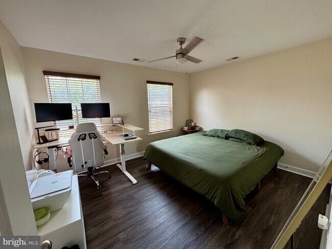 Building Photo - 220 Fountain Ln