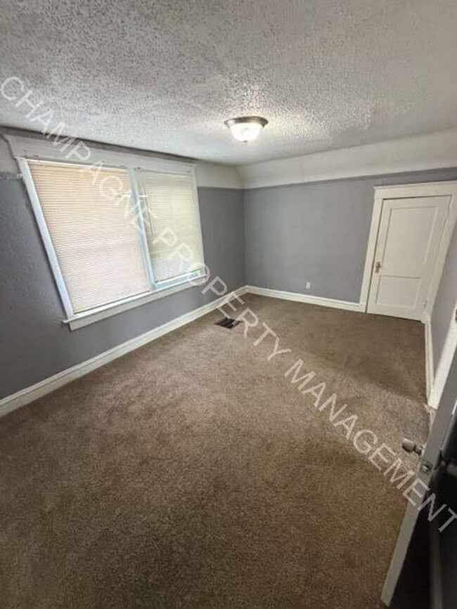 Building Photo - Newly Renovated Single Family Home