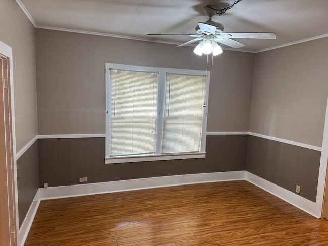 Building Photo - 2-bed/1-bath Downstairs unit!