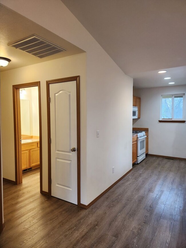 Building Photo - 240 Poplar St