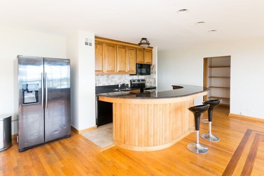 Building Photo - 4180 N Marine Dr