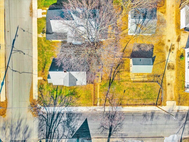 Building Photo - 102 N Cedar Ave