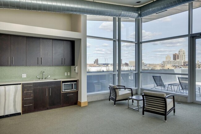 Building Photo - 345 N 6th Ave