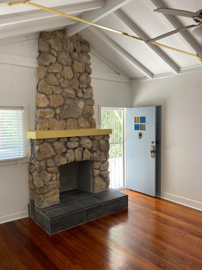 Building Photo - 824 35th St