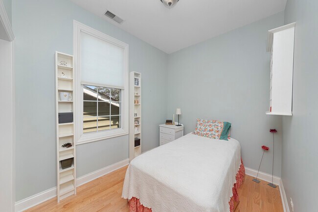 Building Photo - 1223 S Elmwood Ave