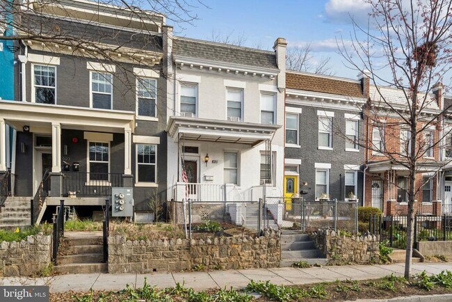 Building Photo - 621 Kenyon St NW