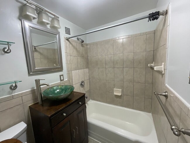 Building Photo - Spacious RiverPark 1 bedroom located near ...