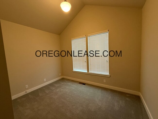 Building Photo - 4 bedroom 2 bath 1650 sqft Springfield home