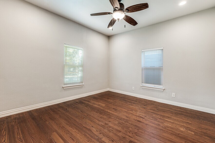 Building Photo - 513 Melba St