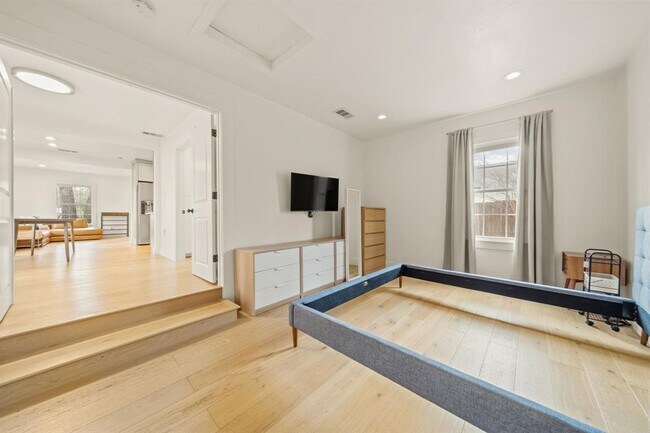 Building Photo - 912 Mansell Ave