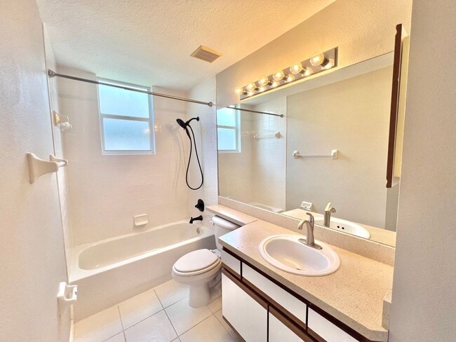 Building Photo - Stunning 3BD/2BTH Pool Home in Tarpon Spri...