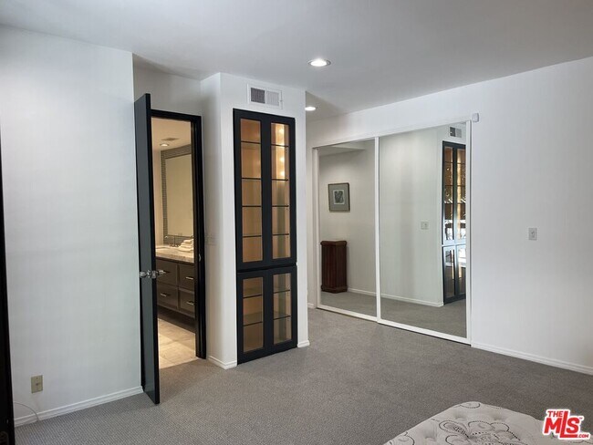 Building Photo - 9033 Vista Grande St