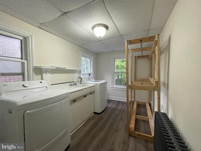 Building Photo - 211 S Maple Ave