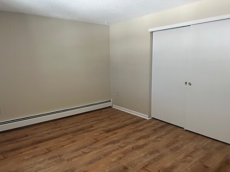 Building Photo - 3 Knights Bridge Dr