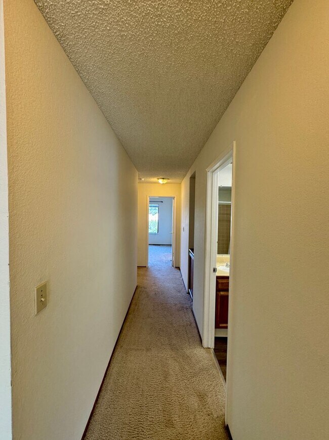 Building Photo - Spacious Home Located in the Desired Diabl...
