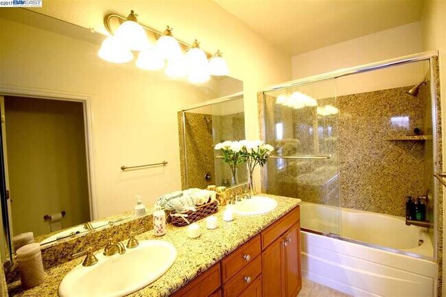 Building Photo - 467 Pariso Terrace