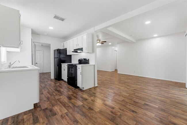 Building Photo - 6601 Stonleigh Pl