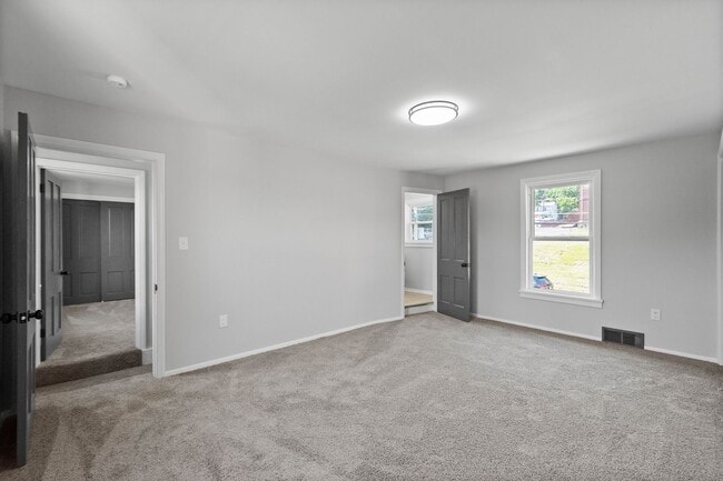 Building Photo - SCORE 50% OFF 1ST MONTH'S RENT IF SIGNED BY DEC 5! Beautiful 2 bedroom home in Coraopolis availab...