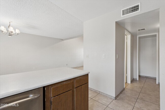 Building Photo - 407 E Pecan Rd