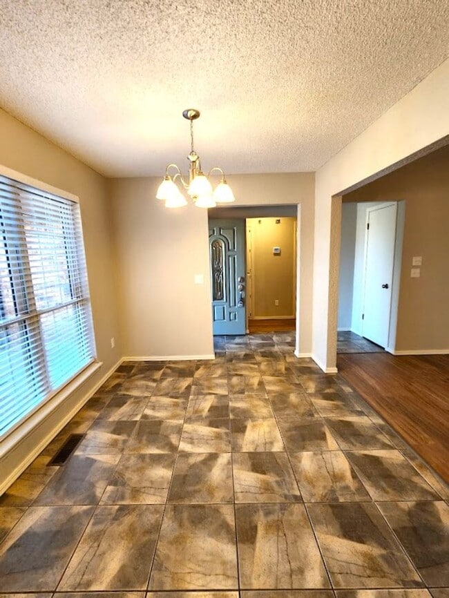 Building Photo - 3 Bed 2 Bath Home-Choctaw Trails Sec I Addition