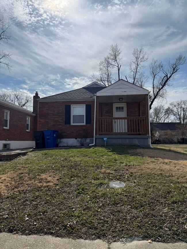 Building Photo - "Charming 2-Bedroom Retreat in University City - Cozy 900 Sq. Ft. Home!"  HUGE bedrooms with Base...