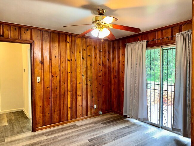 Building Photo - Updated 3 Bedroom Ranch with Huge Yard!