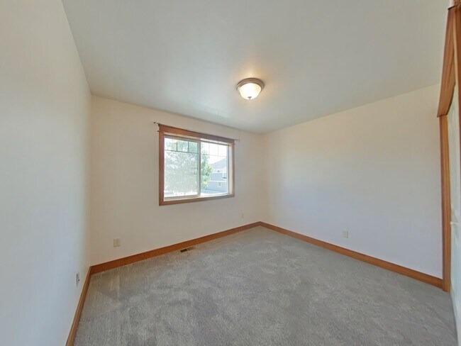 Building Photo - Beautiful 3 bedroom, 2 1/2 bathroom, townhouse with attached garage!