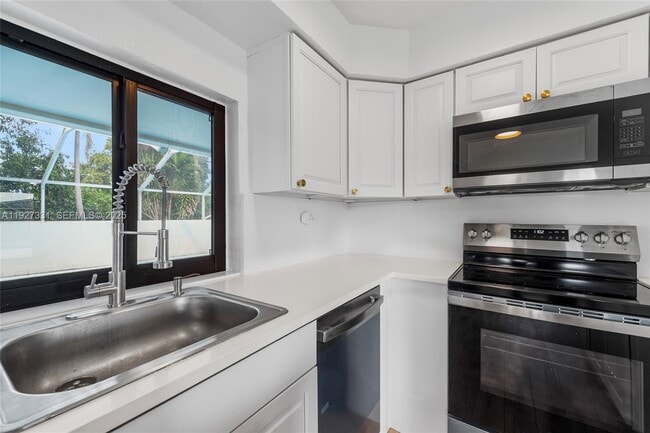 Building Photo - 9915 SW 212th St