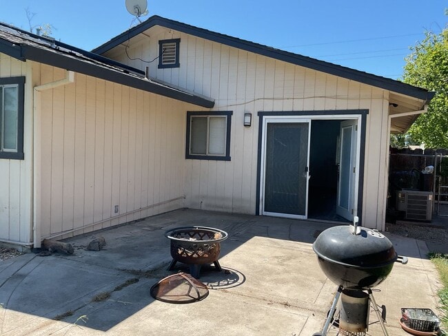 Building Photo - Chico 3 bed 2 bath home for rent, convenient location, neighborhood setting Garage, back yard
