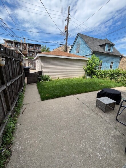 Building Photo - 1458 W Balmoral Ave