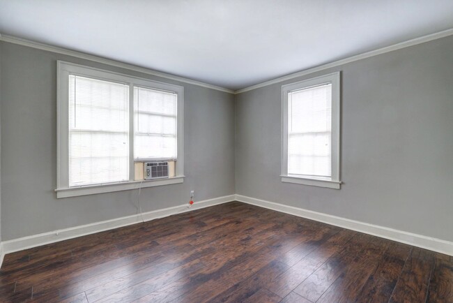 Building Photo - Large Downtown Savannah 2BR/1BA House For ...