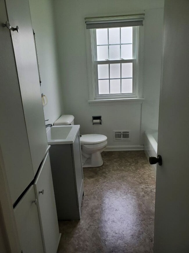 Building Photo - 2 Bedroom Single Family One Level Home